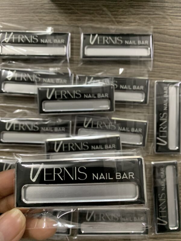 Thẻ tên nhân viên nail tiệm Vermis Nail Bar